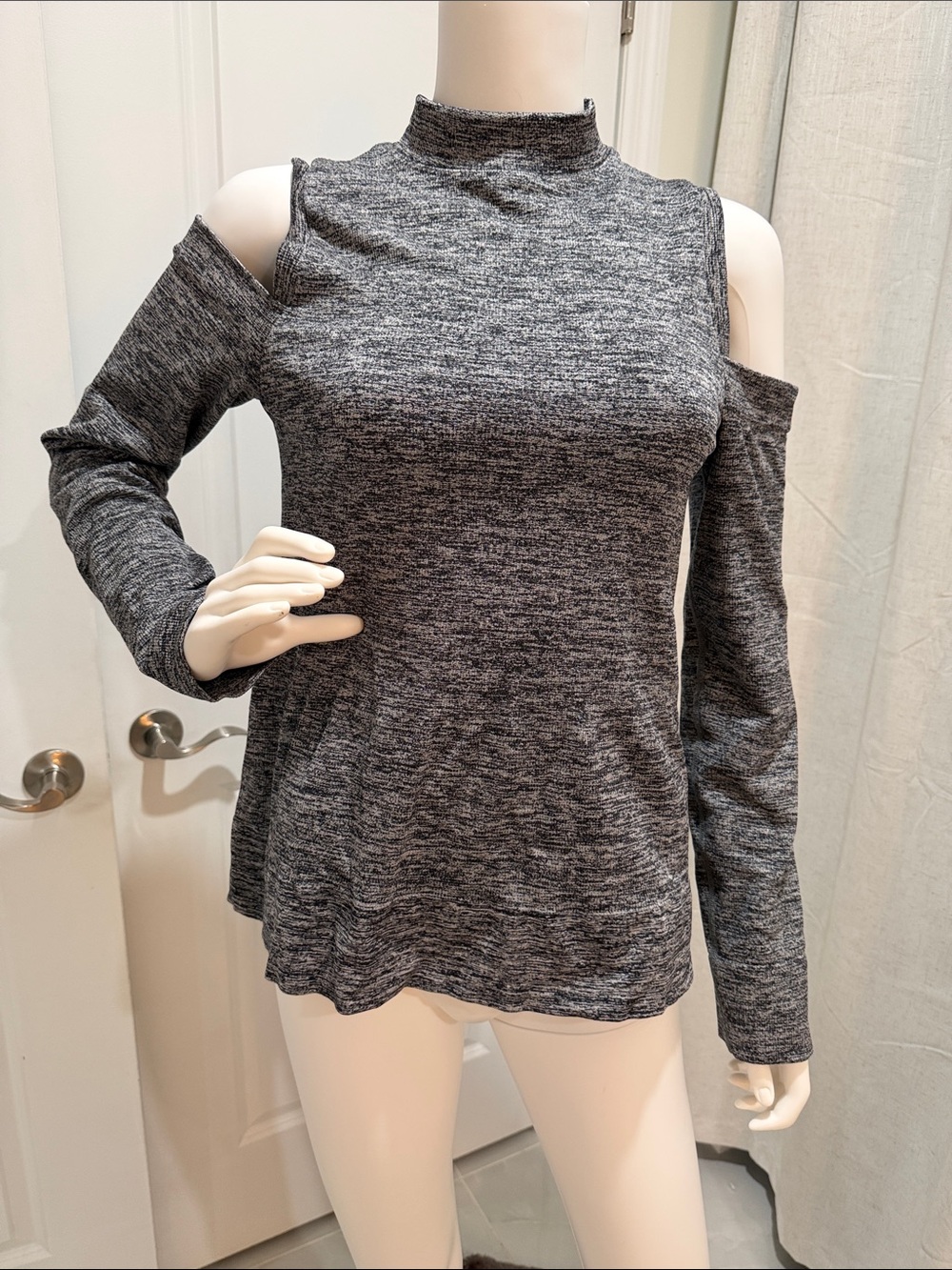Zella from Nordstrom Cold-Shoulder Heathered Gray Mock Neck Top